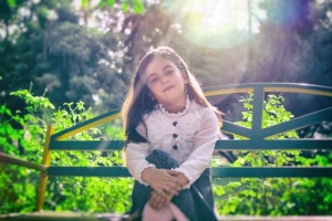 نور عکاسی از کودک در طبیعت